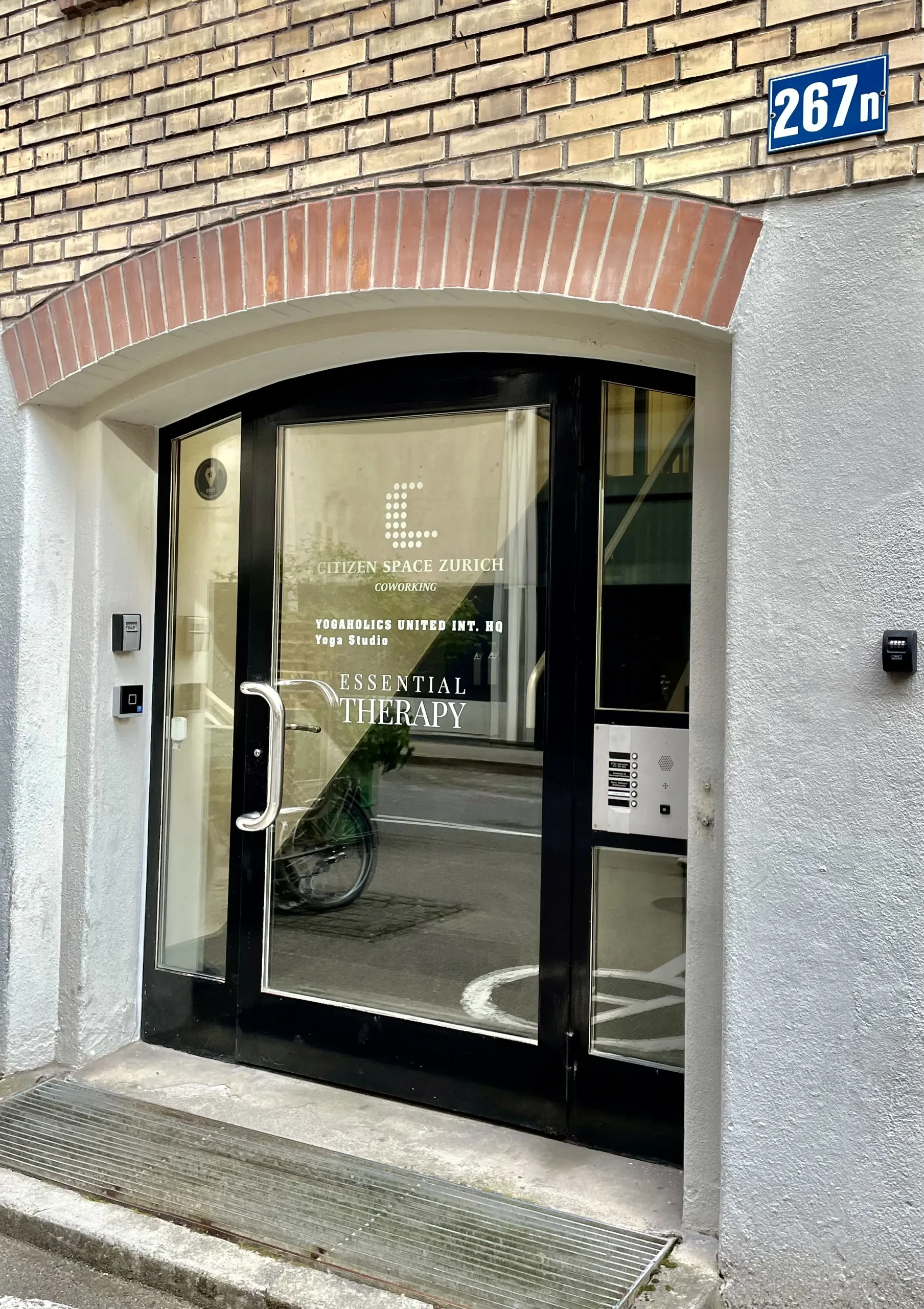 Praxiseingang mit Schriftzug